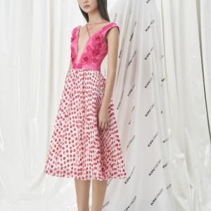 Đầm xoè hồng xếp li